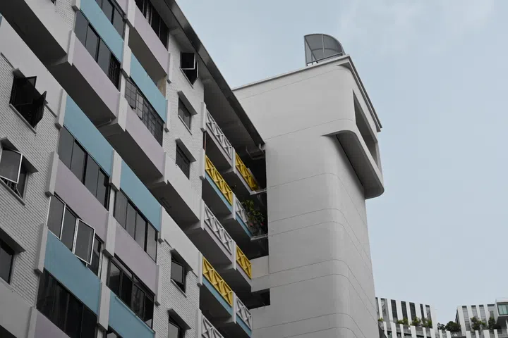 The motive of curves also extend to the edges of lift shafts, and when paired with the bright pastel colours, give the HDBs a soft, calming aura.