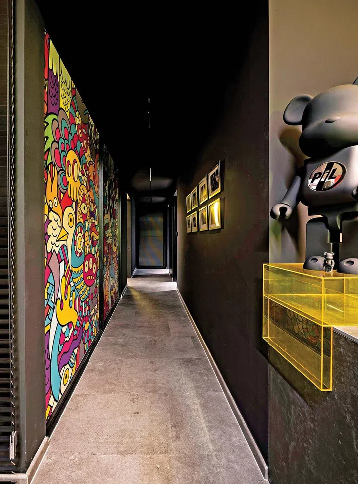 Customised accessory islands are home to the couple’s extensive collection of watches, jewellery, and eyewear.