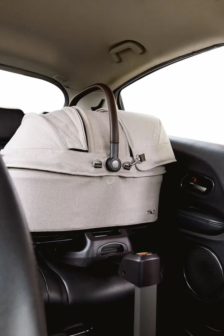 Tavo’s pet car seat comes with an attachable memory foam cover for smoother rides.