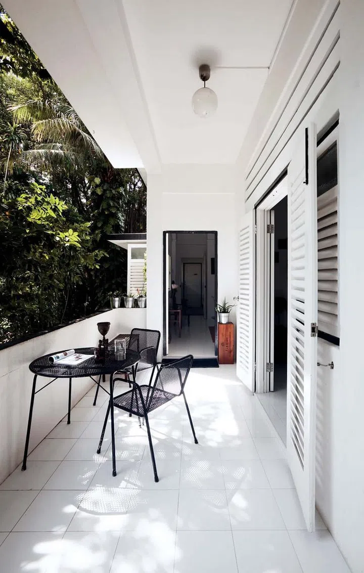 Friends who visit the second floor apartment gravitate naturally to its long balcony, which is at tree canopy level.