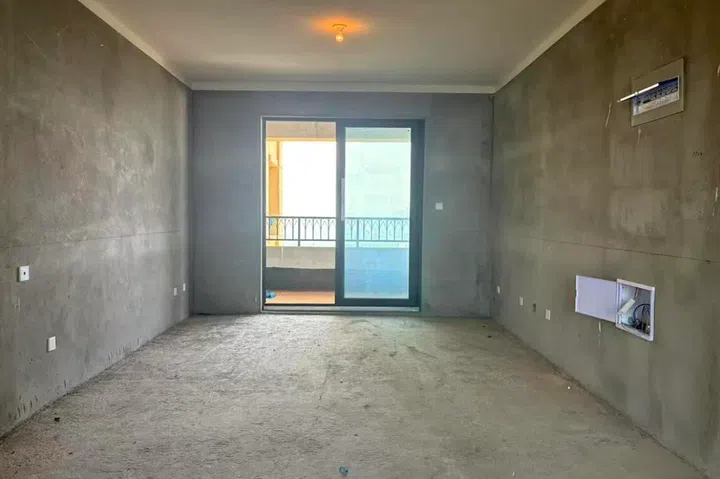 Another view of the empty apartment before Wang Conghui renovated it.