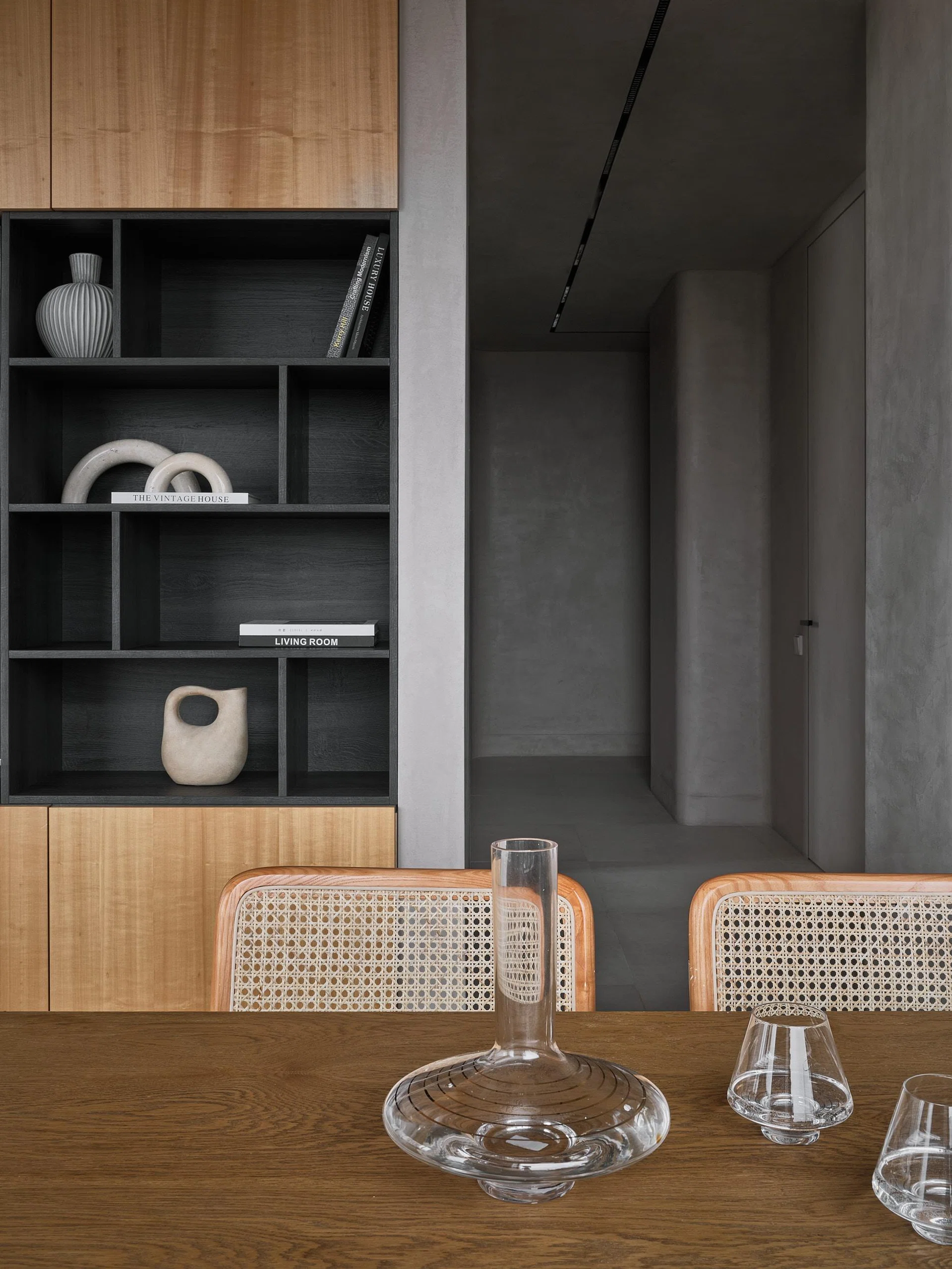 A corridor extends to the bedrooms as well as the washing room. The size of this apartment is strikingly similar to Singapore’s HDB flats. 