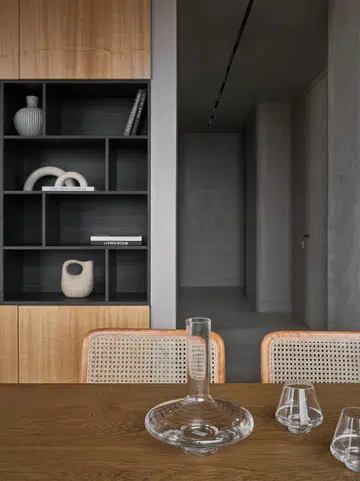 A corridor extends to the bedrooms as well as the washing room. The size of this apartment is strikingly similar to Singapore’s HDB flats. 