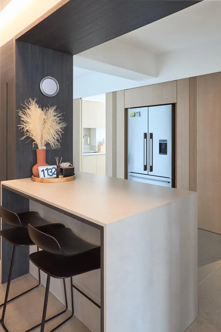 A high table kitchen island in a couple’s 4-room BTO (1,001 sq ft) in Punggol.