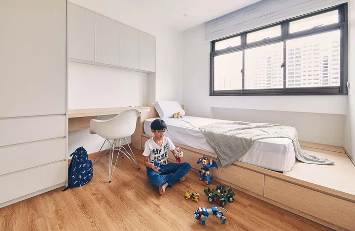 Cyrus' room has
bed platform
that doubles as
storage for his
robot figurine
collection.