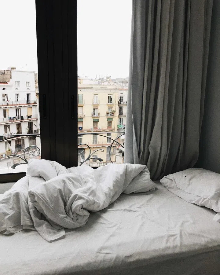 Windows belong to the Yang Feng Shui features. As such, placing the headboard of the bed against the window can inadvertently create an imbalanced flow of Qi (energy) to the entire room. (Photo Pexels Lina Kivaka)
