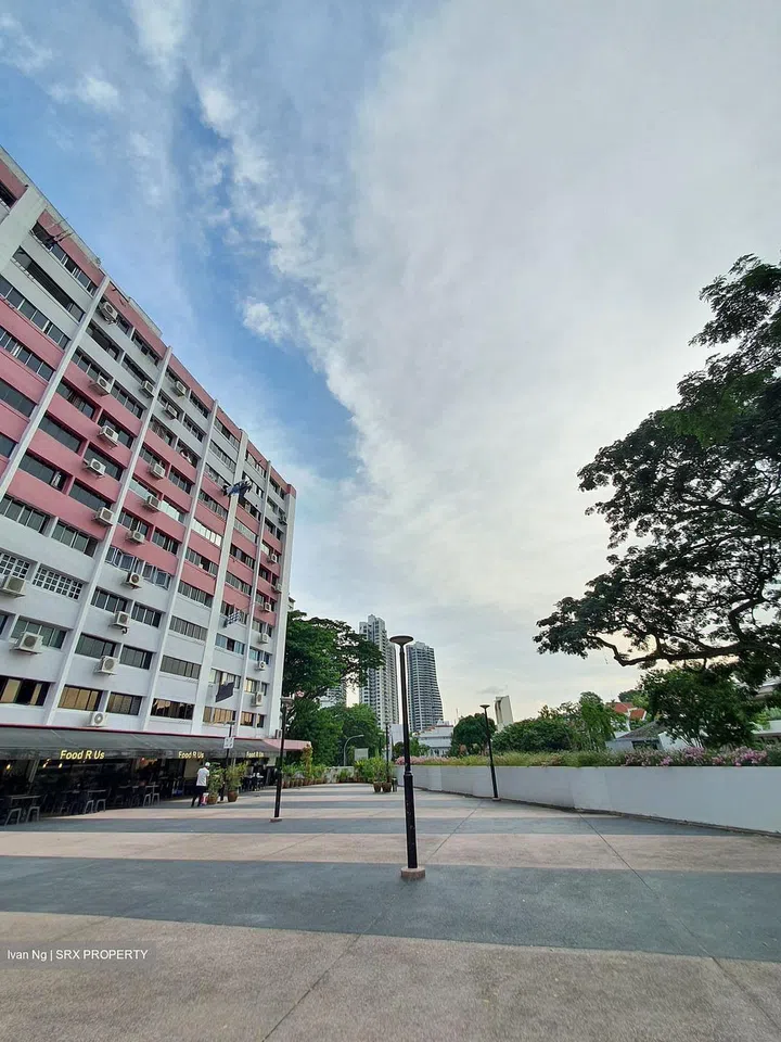 There is only one HDB estate that is within a kilometre of the school and that is Farrer Gardens. Image from SRX Ivan Ng