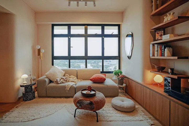 Various elements combine to create a warm and inviting living room.