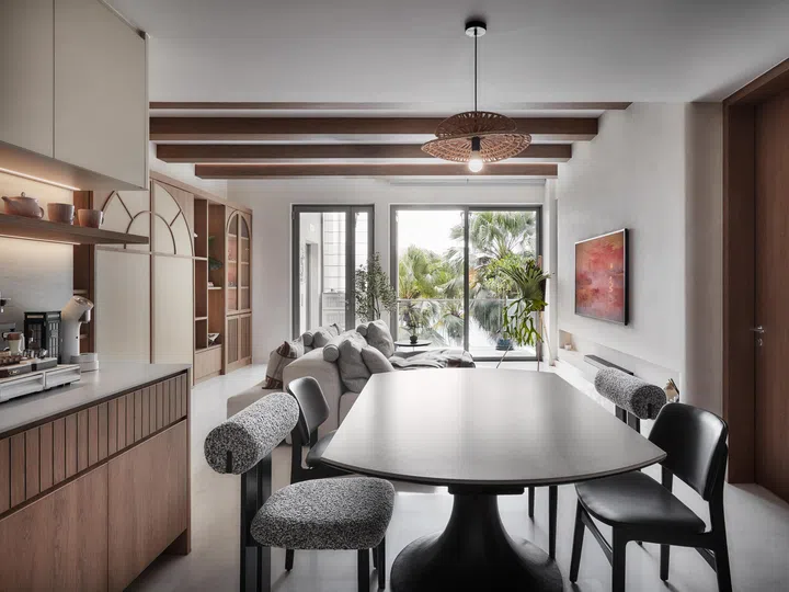 From the dining table, a clear view of the greenery outside enhances the sense of calm.