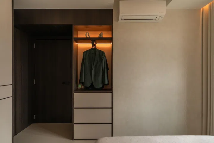 Instead of a chair piled with clothes, Anthony was given a dedicated niche for garments that have been worn but are not yet ready for the wash—a small but thoughtful detail that keeps visual clutter at bay.
