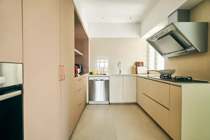 A spacious wet kitchen.