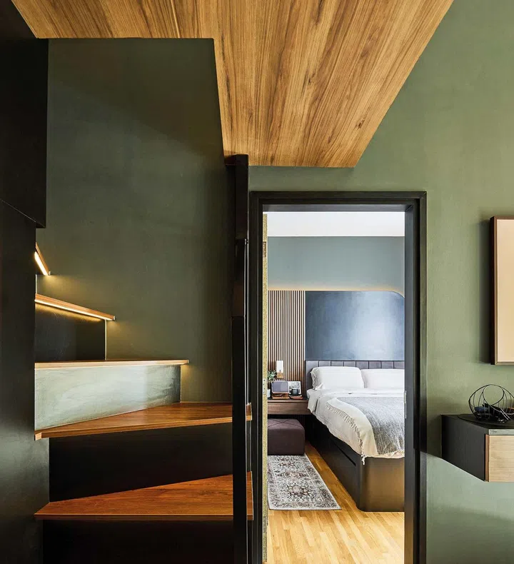 A carefully-
conceived

lighting scheme
presents the
interior in the
best light by
accentuating the
clean lines and
dark surfaces.