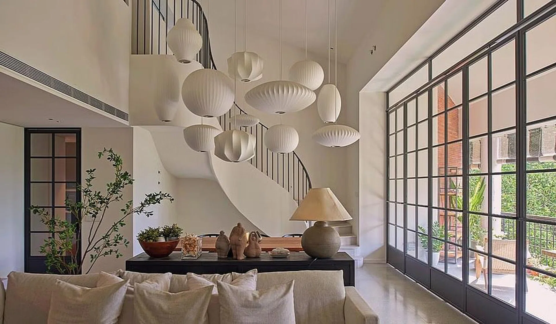 George Nelson Bubble lamps of varying sizes hang over the dining space. (Photo: Wynk Collaborative)