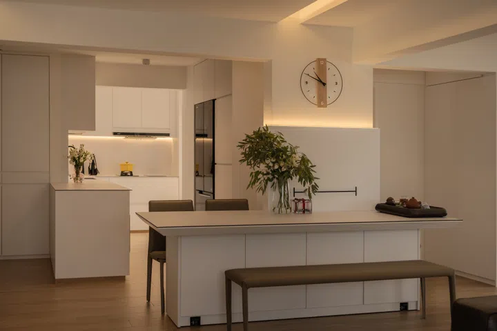 The open-style dining area and convertible island. Images by LARC.