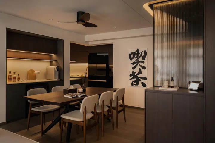 The Table Guys 6-seater dining table in a 5-room HDB BTO at Tampines Street 96 (1,216 sq ft), designed by Inizio Atelier.