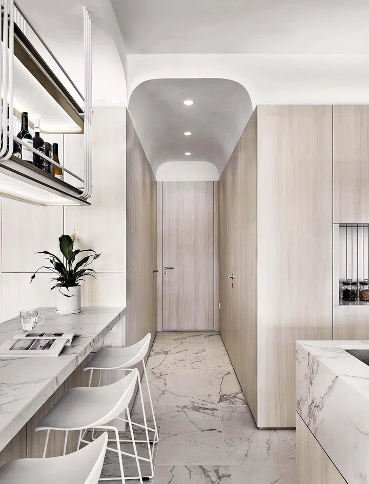 Curved beams
and rounded
wall and column
junctions help to
soften the hard
lines of the roof
structure.