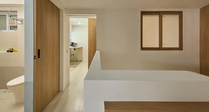 Along the second-level corridor is the split room, including the study. 