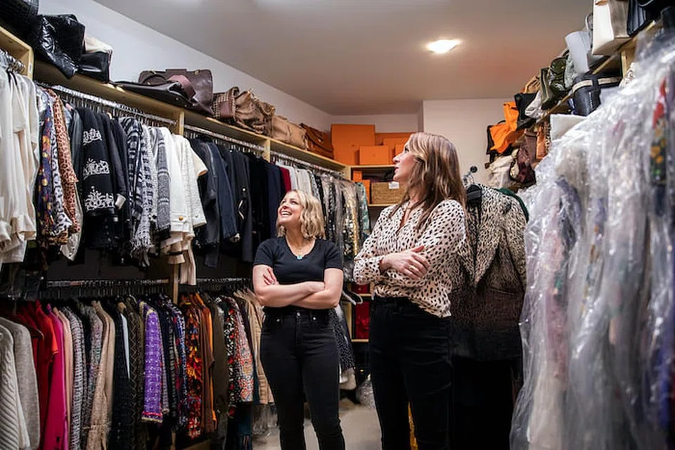 GET ORGANIZED WITH THE HOME EDIT (L to R) JOANNA TEPLIN and CLEA SHEARER in episode 102 of GET ORGANIZED WITH THE HOME EDIT Cr. DENISE CREW/NETFLIX © 2020