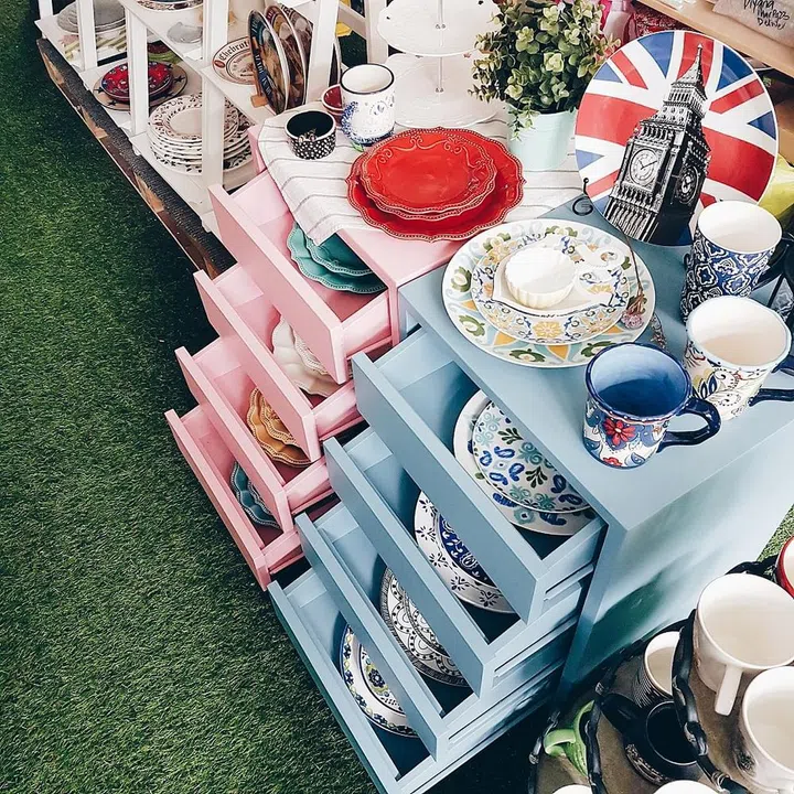 Decor idea: Mismatched tableware using decorative and eclectic crockery ...