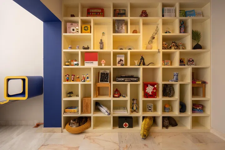 An existing floor-to-ceiling section of open shelvings were retained, too.