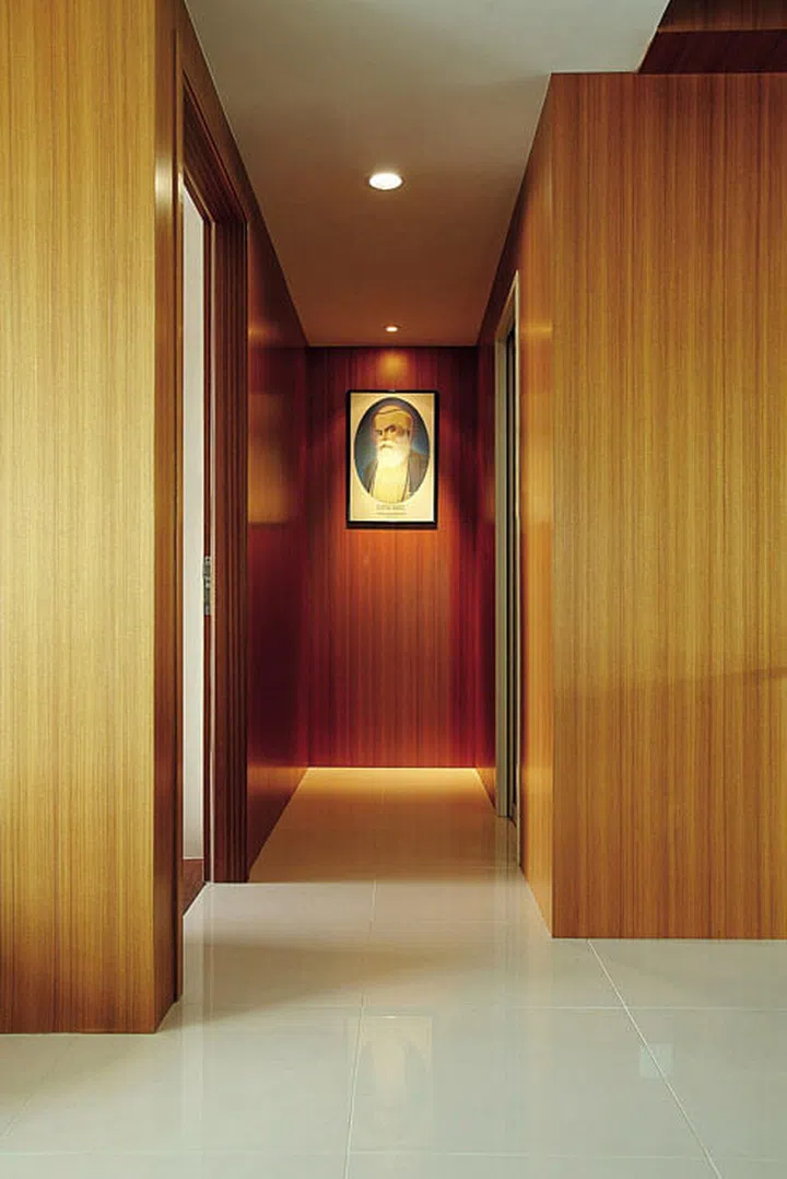 To keep the timber tones consistent, Ai Tiong matched the wall veneers to those used on the room doors, which were provided by the developer.