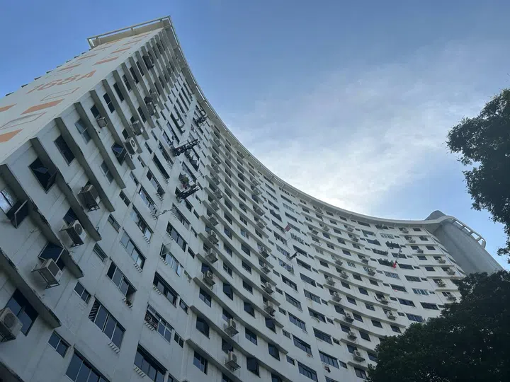 A worm’s eye view of the curvature of half of Block 168A Mei Ling Street.