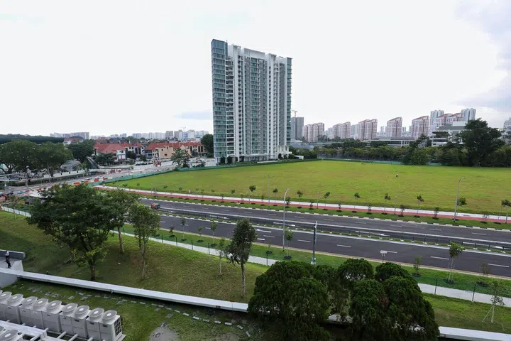 CMG20240625-HoPY01/何炳耀/岳开新/拍摄工作：政府售地 lorong chuan和khatib[Lor Chencharu at Khatib]
Location: Lor Chuan site, Photos taken at New Tech Park, the new road is Chuan Grove and the Condo in the background is The Chuan