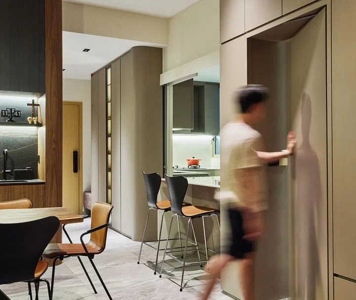 A stylish kitchen
counter in the
open dining
area.