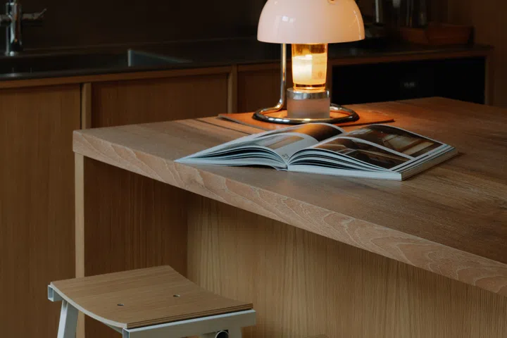 More than a breakfast bar, the island serves as a practical preparation station and an informal gathering spot for family and friends.