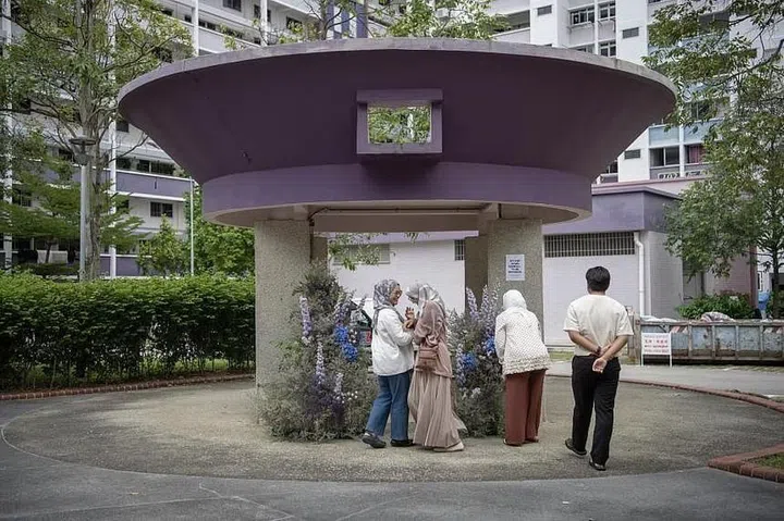 The purple flower installation at a HDB estate in Pasir Ris, Singapore drew some 50 admiring visitors, including followers of florist Wedding Ang's Instagram page. ST PHOTO: SHINTARO TAY