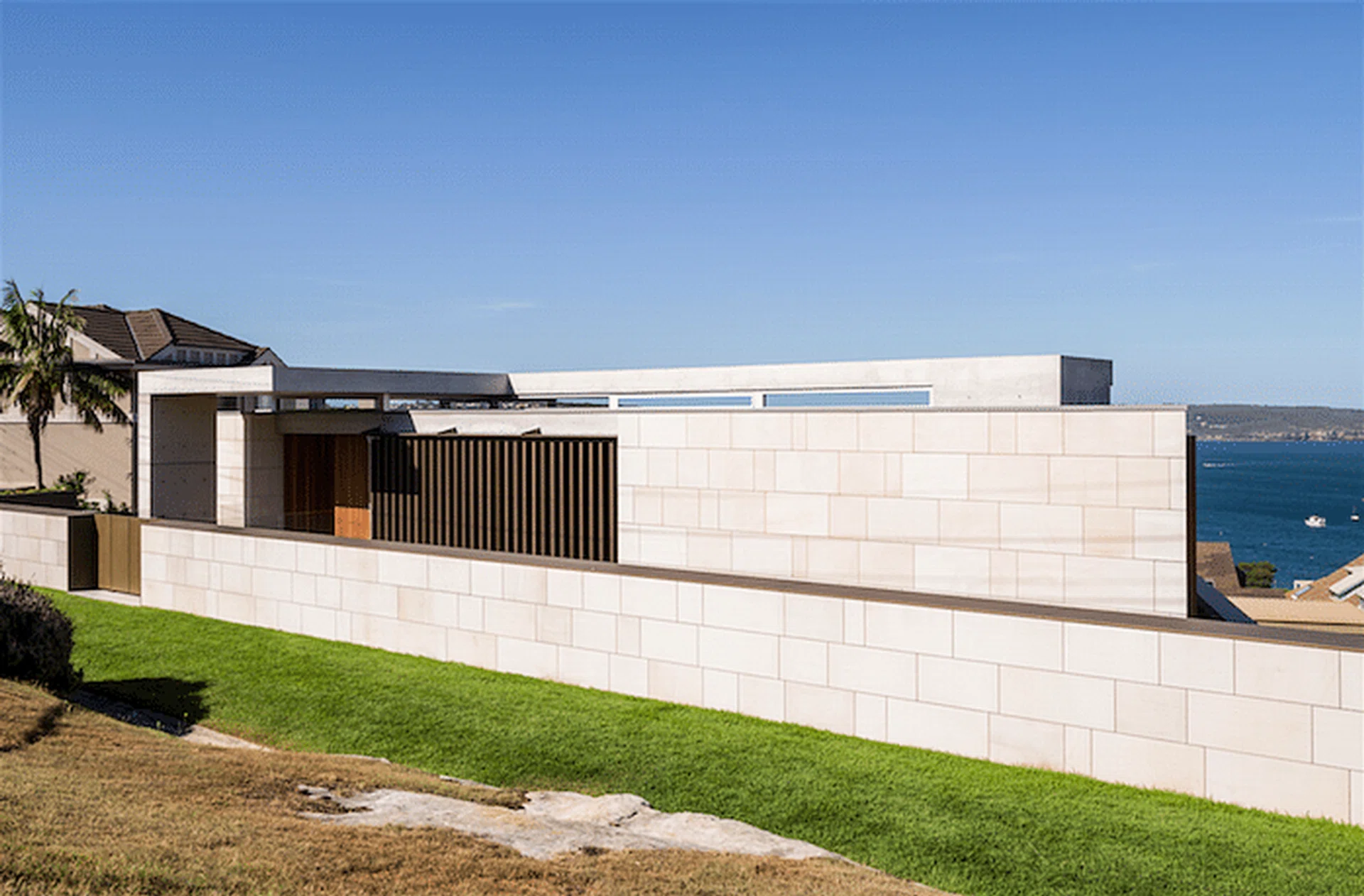 The two-storey home overlooking the Sydney Harbour is divided into discreet pockets of space within a harmoniously structured whole.