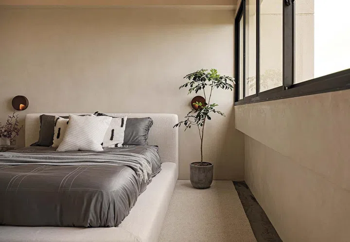 A minimalist
Dawson
bedframe from
Castlery gives
the master
bedroom a
calm and restful
quality.