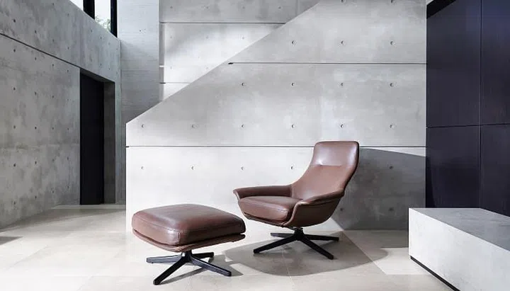Custom design options for the Seymour armchair include a swivel or fixed base. 