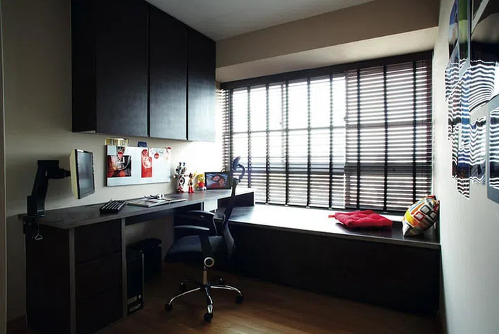 The study features some of the couple’s mementoes and a wide window seat that doubles as a daybed with throw cushions.