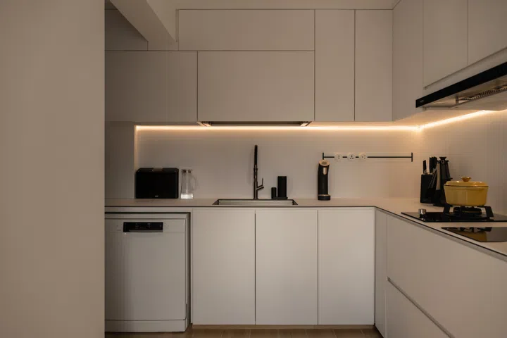 The L-shaped kitchen. Images by LARC. 