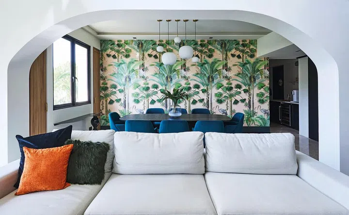 An arch
separates the
living and dining
areas, framing
both spaces.