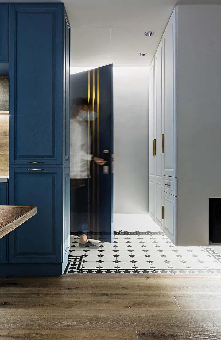 Contrasting colours help to visually carve out different zones in the home.