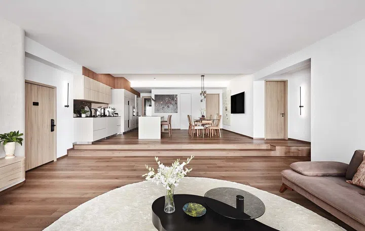 In the living room, a bespoke round rug designed by Collective Designs forms a datum around which the clients’ existing collection of furniture and their baby grand piano and cello are arranged. 