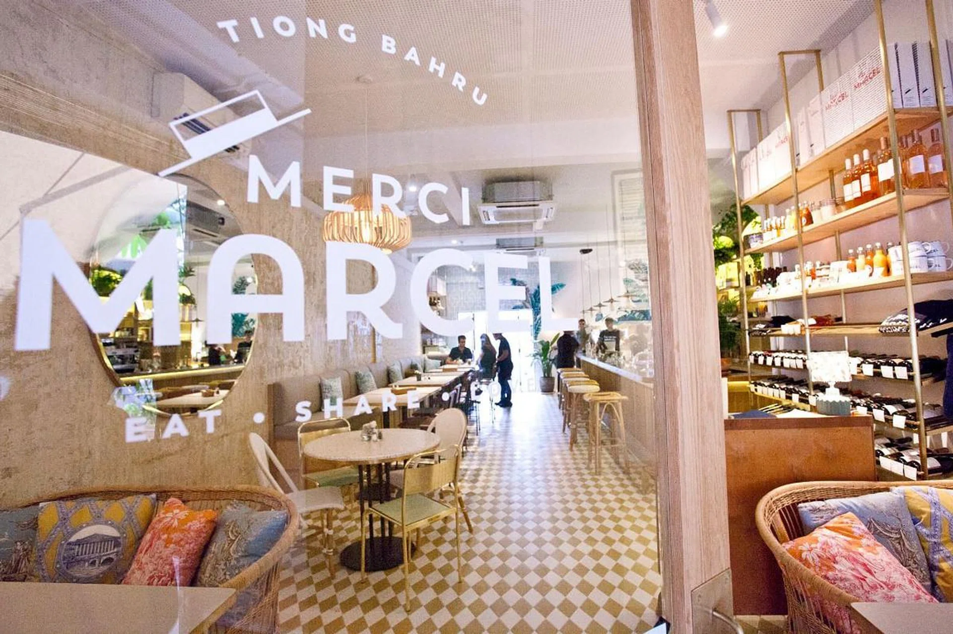 84139-merci_marcel_shop_face