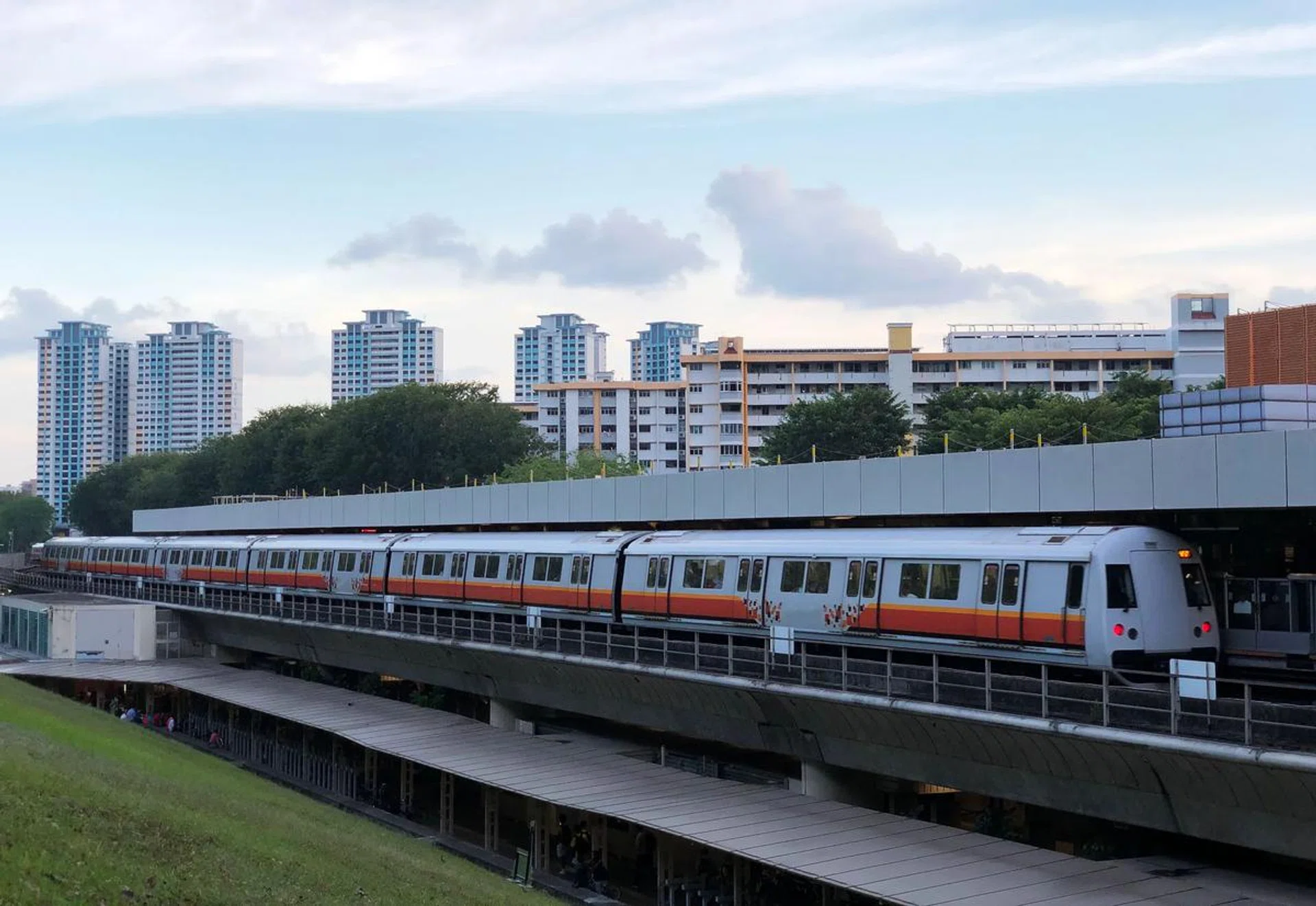 Singapore mass rapid train (MRT) travels on the track approaching station. Photo 123RF