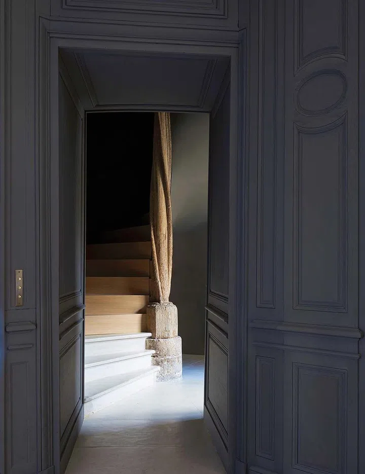 The central core of the 17th century staircase is in oak.