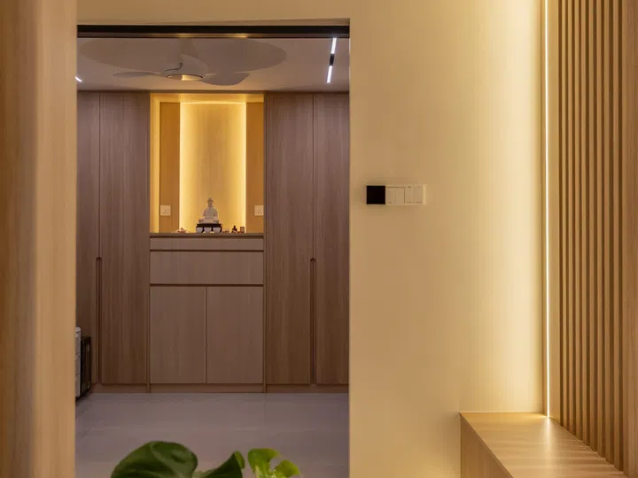 Decked out in warm woods and soft wall paint choice, this space is reminiscent of a private sanctuary. 