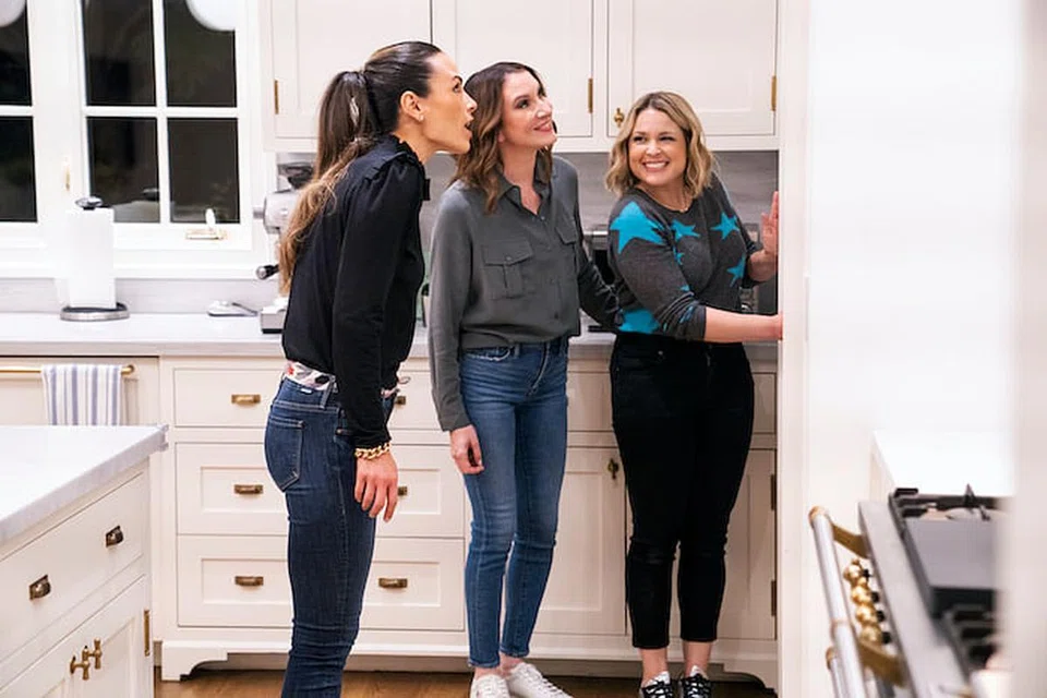 GET ORGANIZED WITH THE HOME EDIT (L to R) JORDANA BREWSTER, CLEA SHEARER, and JOANNA TEPLIN in episode 107 of GET ORGANIZED WITH THE HOME EDIT Cr. CHRISTOPHER PATEY/NETFLIX © 2020