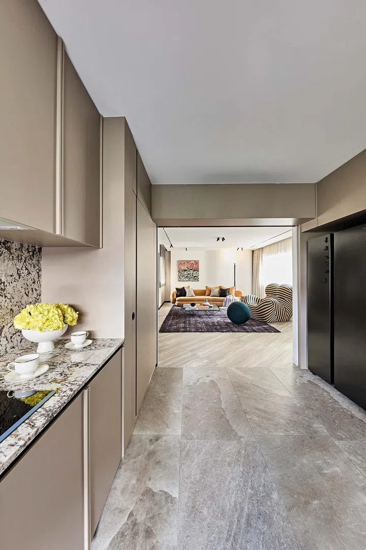 The kitchen sink was positioned by the window in this HDB executive apartment at Rivervale Plains.