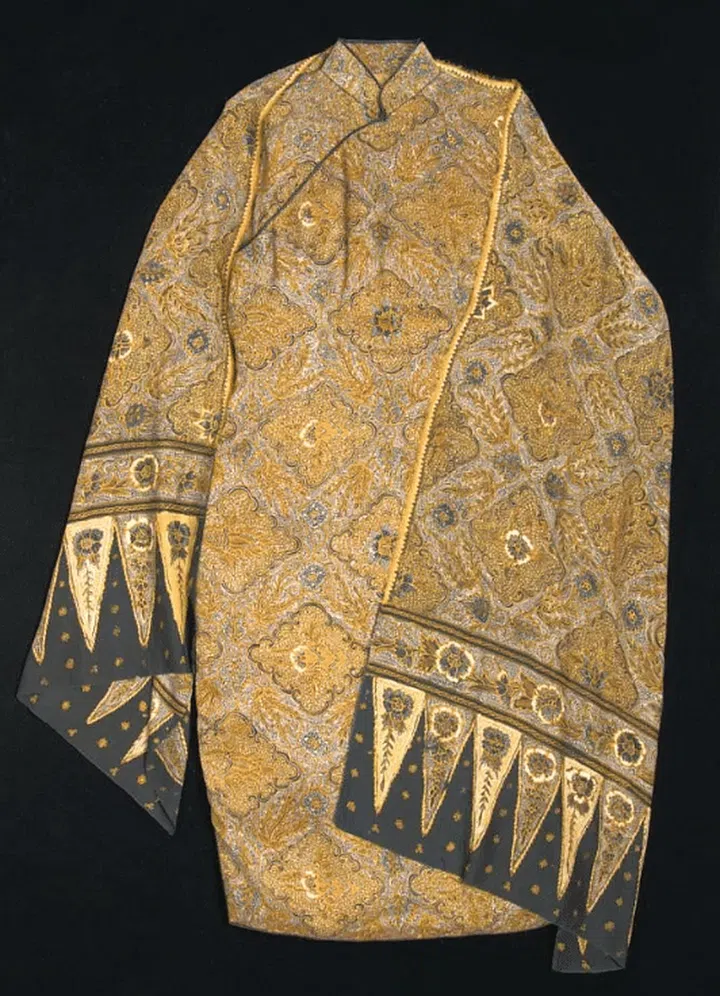 Cheongsam with selendang. Gift of Mdm Kwa Geok Choo. Photo: Courtesy of National Museum of Singapore