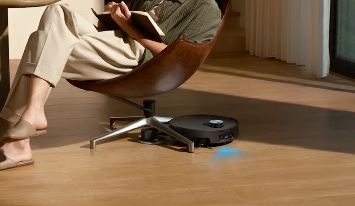 With the Dreame X60 Ultra Extreme’s Dual UltraExtend Arms, you no longer have to move your swivel chairs out of the way just to clean the area underneath.