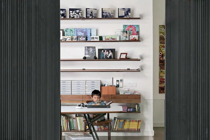 Minimal finishes and walnut wood reinforce the elegant simplicity of the Chempenai House in Kuala Lumpur.