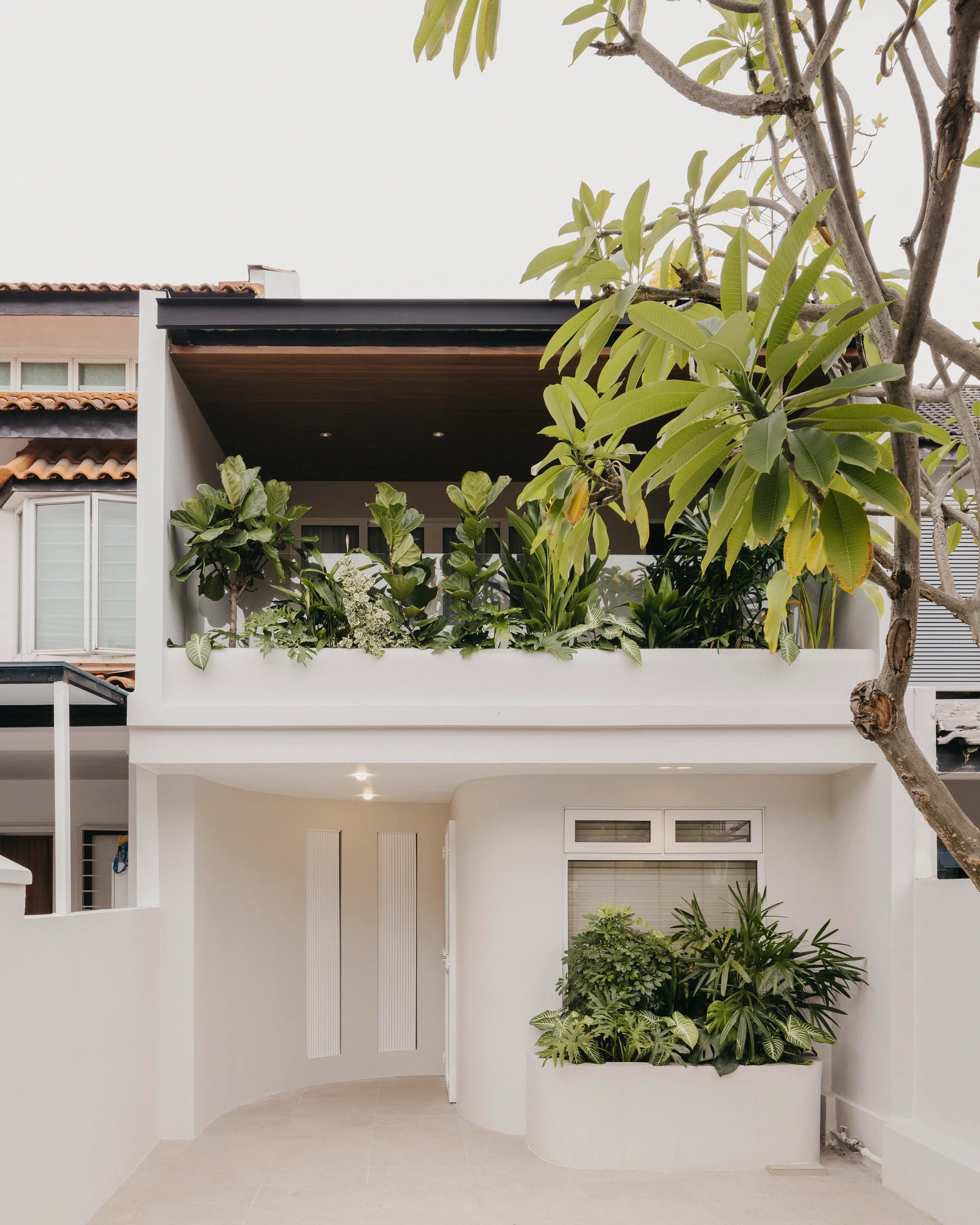 The front door is angled for privacy reasons. The shape of the house is very Tulum-come-Art Deco. Image credits