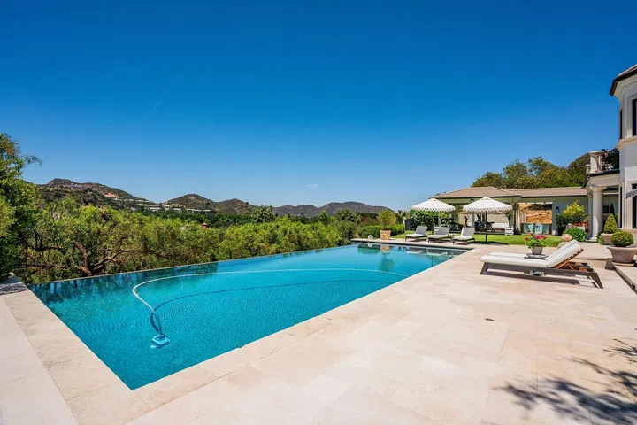 The infinity pool and more mountain views.