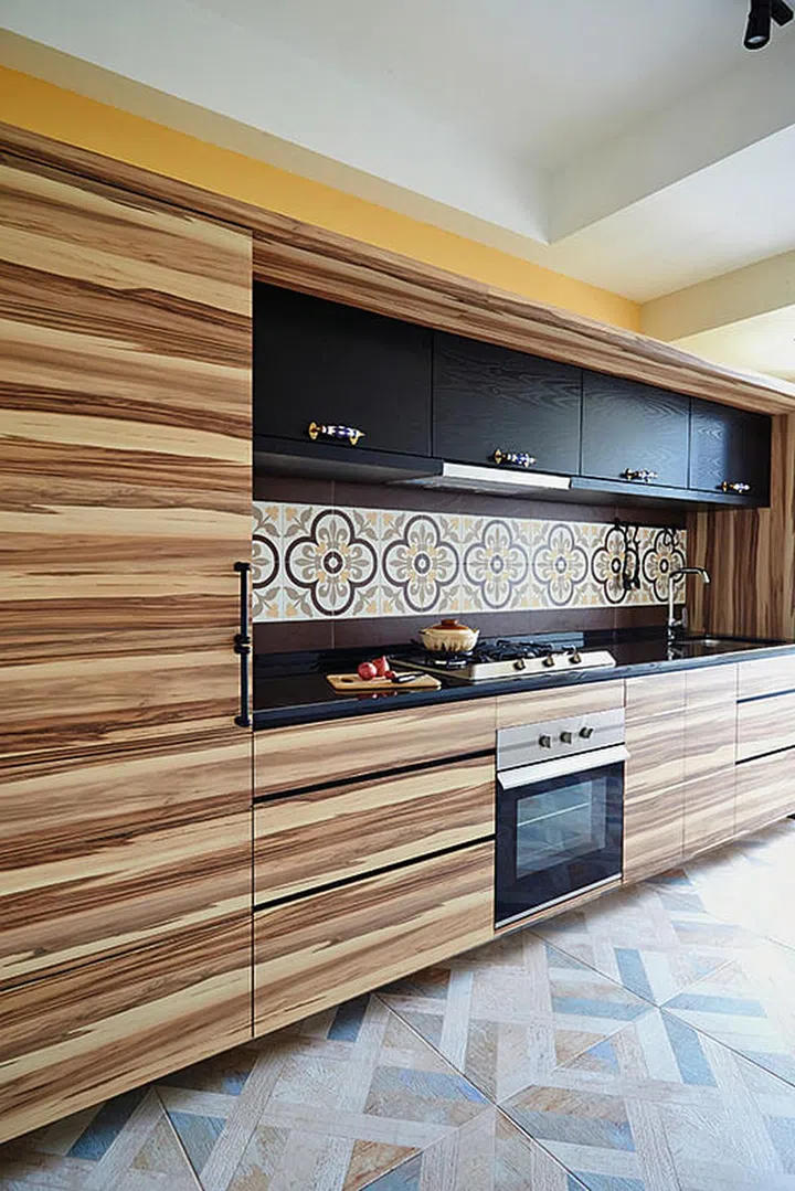 Floor tiles from Ecoplus, Mediterranean-style wall tiles from Hafary, bold woodgrain laminate from Lamitak and unique cabinet handles Lisa got from Thailand make for an eclectic kitchen.